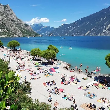 公寓式酒店 Sirmione 代森扎诺-德尔加达